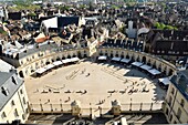 Frankreich, Cote d'Or, Dijon, von der UNESCO zum Weltkulturerbe erklärt, Place de la Libération (Platz der Befreiung) vom Turm Philippe le Bon (Philipp der Gute) des Palastes der Herzöge von Burgund aus gesehen