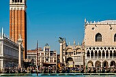 Italien, Venetien, Venedig, von der UNESCO zum Weltkulturerbe erklärt, Eingang zum Markusplatz vom Canal Grande aus
