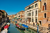Italien, Venetien, Venedig auf der UNESCO-Liste des Weltkulturerbes, Gondel auf einem Kanal in Venedig