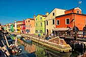 Italien, Venetien, Venedig auf der Liste des Weltkulturerbes der UNESCO, die bunten Fassaden der Insel Burano