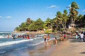 Sri Lanka, Ostprovinz, Pottuvil, Strand der Arugam-Bucht an Wochenenden