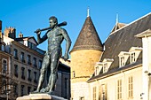 Frankreich, Isere, Grenoble, Jardin de Ville, Ibronzestatue des Herkules vor dem ehemaligen Herrenhaus Lesdiguieres (17. Jh.), heute House of International