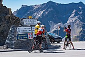 Frankreich, Savoie, Massif des Cerces, Valloire, Aufstieg mit dem Fahrrad auf den Col du Galibier, eine der Routen des größten Radfahrgebiets der Welt, Foto obligatorische Aufsteiger vor der Tafel am Gipfel