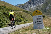 Frankreich, Savoyen, Massif des Cerces, Valloire, Aufstieg mit dem Fahrrad zum Col du Galibier, eine der Routen des größten Radwandergebiets der Welt, Baken informieren die Radfahrer regelmäßig über die Neigung der zu erklimmenden Hänge und die verbleibende Strecke bis zum Gipfel