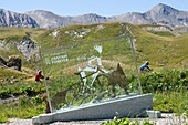 Frankreich, Savoie, Massif des Cerces, Valloire, Aufstieg des Col du Galibier, eine der Routen des größten Radsportgebiets der Welt, Bei der Montage des Denkmals zum Ruhm des Radfahrers Pantani