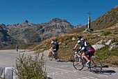 Frankreich, Savoyen, Saint Jean de Maurienne, im Umkreis von 50 km um die Stadt wurde der größte Radwanderweg der Welt angelegt. Radfahrer auf dem Gipfel des Passes des Eisernen Kreuzes