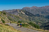 Frankreich, Savoyen, Saint Jean de Maurienne, in einem Umkreis von 50 km um die Stadt wurde das größte Radfahrgebiet der Welt geschaffen. Pass des Eisernen Kreuzes, Abstieg der Radfahrer zum Dorf Saint Sorlin d'Arves