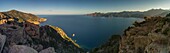 Frankreich, Corse du Sud, Golf von Porto, von der UNESCO zum Weltkulturerbe erklärt, der Golf von Porto mit dem Naturschutzgebiet Scandola im Hintergrund
