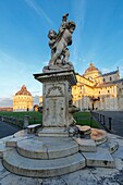 Italien, Toskana, Pisa, Piazza dei Miracoli, von der UNESCO zum Weltkulturerbe erklärt, Kathedrale Notre Dame de l'Assomption, Baptisterium und Skulptur des Engelsbrunnens