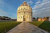 Italien, Toskana, Pisa, Piazza dei Miracoli, von der UNESCO zum Weltkulturerbe erklärt, das Baptisterium