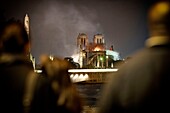 Frankreich, Paris (75), von der UNESCO zum Weltkulturerbe erklärtes Gebiet, Seine-Ufer, Ile de la Cité und Kathedrale Notre-Dame während des Brandes am 15.04.2019