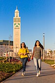 Marokko, Casablanca, junge Frauen auf dem Vorplatz der Hassan-II-Moschee