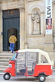 Italien, Basilikata, Matera, Kulturhauptstadt Europas 2019, der Palazzo Lanfranchi (17. Jh.) beherbergt das Nationalmuseum für mittelalterliche und moderne Kunst der Basilikata mit einer Ape (Piaggio Van Motorrad) im Vordergrund
