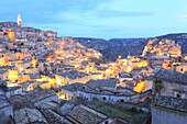 Italien, Basilikata, Matera, von der UNESCO zum Weltkulturerbe erklärte troglodytische Altstadt, Kulturhauptstadt Europas 2019, Sassi di Matera, Sasso Caveoso mit der Kathedrale (links) und dem Monterrone-Komplex (rechts)