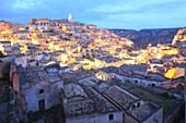 Italien, Basilikata, Matera, Kulturhauptstadt Europas 2019, von der UNESCO zum Weltkulturerbe erklärte troglodytische Altstadt, Sassi di Matera, Sasso Caveoso mit seiner Kathedrale (links) und dem Monterrone-Komplex (rechts)