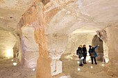 Italien, Basilikata, Matera, von der UNESCO zum Weltkulturerbe erklärte troglodytische Altstadt, Kulturhauptstadt Europas 2019, Sassi di Matera, Felsenkirche San Giovanni in Monterrone (14. Jh.), ausgegraben in Tuffstein