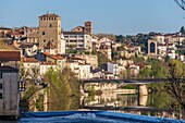 Frankreich, Lot, Turm des Palastes De Via und der Kirche Saint Barthelemy, Quai Champolion, Lot-Tal, Quercy