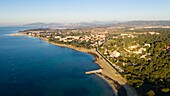 Frankreich, Var, La Londe Les Maures, Strand von Argentiere, Küstenweg (Luftaufnahme)