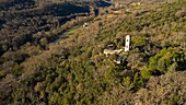 Frankreich, Vaucluse, Regionaler Naturpark Luberon, Vallee d'Aigue Brun, Bonnieux, Saint Symphorien IXe Priorin, Buoux im Hintergrund (Luftaufnahme)