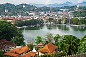 Sri Lanka, Zentralprovinz, Kandy, Weltkulturerbe, Blick auf die Stadt am Ufer des Kandy-Sees, im Vordergrund der buddhistische Malwathu-Maha-Tempel