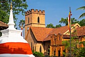 Sri Lanka, Zentralprovinz, Kandy, Weltkulturerbe, buddhistische Stupa oder Dagoba und anglikanische Kirche St. Paul's in der königlichen Palastanlage