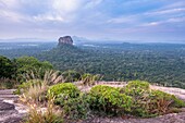 Sri Lanka, Zentralprovinz, Sigiriya, Blick vom Pidurangala-Felsen auf den Löwenfelsen, archäologische Stätte der ehemaligen Königshauptstadt Sri Lankas, die zum UNESCO-Weltkulturerbe gehört