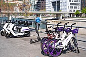Frankreich, Rhone, Lyon, Stadtteil La Confluence südlich der Presqu'ile, in der Nähe des Zusammenflusses von Rhone und Saone, ist das erste vom WWF zertifizierte nachhaltige Stadtviertel Frankreichs, INDIGO® weel ist ein stationsloses Fahrrad- und Rollerverleihsystem mit Selbstbedienung
