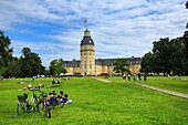 Deutschland, Baden Württemberg, Karlsruhe, Schloss Karlsruhe vom Schlossgarten aus gesehen