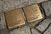 Deutschland, Baden Württemberg, Karlsruhe, Durlach, Durlach, kleine Gedenktafel zur Erinnerung an jüdische Deportierte, die an der Adresse angebracht sind, an der die Deportierten lebten