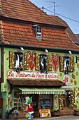 Frankreich, Bas Rhin, Gertwiller, Das Haus des Lebkuchens LIPS, dessen Fassaden mit Trompe-l'oeil-Bemalung versehen sind und in dem der LIPS-Lebkuchen seit 1806 nach einem traditionellen und handwerklichen Verfahren hergestellt wird