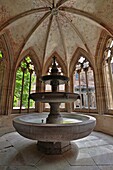 Deutschland, Baden Württemberg, Maulbronn, 1878 wurde der dreistufige Brunnen in der Abtei Maulbronn, einem mittelalterlichen Zisterzienserkloster (Kloster Maulbronn), das von der UNESCO zum Weltkulturerbe erklärt wurde, errichtet