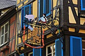 Frankreich, Haut Rhin, Colmar, Jean Jacques Waltz sagte Hansi, der Schöpfer von Schildern, Dieses Schild befindet sich am Haus ZIMMERLIN in der Rue des Serruriers 7. Es wurde 1930 von dem Eisenwarenhersteller Edgar LUDMANN hergestellt.