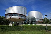 Frankreich, Bas Rhin, Straßburg, Europäischer Bezirk von Straßburg, Der Europäische Gerichtshof für Menschenrechte ist ein internationales Gericht, das 1959 vom Europarat gegründet wurde. Seine Aufgabe ist es, die Einhaltung der von den Unterzeichnerstaaten der Europäischen Menschenrechtskonvention eingegangenen Verpflichtungen zu gewährleisten