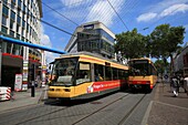Deutschland, Baden Württemberg, Karlsruhe, Straßenbahnen auf der Kaiserstraße