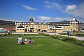 Deutschland, Baden Württemberg, Karlsruhe, der Schlossplatz und im Hintergrund das Karlsruher Schloss