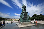 Deutschland, Baden Württemberg, Karlsruhe, der Schlossplatz und die Statue von Karl Friedrich und im Hintergrund das Karlsruher Schloss