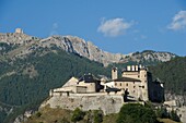 Frankreich, Hautes Alpes, Queyras-Massiv, Saint Veran, in der Talsohle des Guil Schlosses Festung Queyras und der Zahn von Ratier (2660m)
