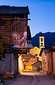 Frankreich, Hautes Alpes, Queyras-Massiv, Saint Veran, Morgen- oder Abenddämmerung auf der Hauptstraße und in der Dorfkirche