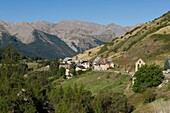Frankreich, Alpes de Haute Provence, Ubaye-Massiv, Saint Paul sur Ubaye, Gesamtansicht des Weilers La Fouilllouse,
