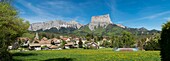 Frankreich, Isere, Trieves, Panoramablick auf das Dorf Chichilianne und den Mont Aiguille (2085m)