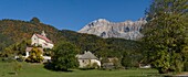 Frankreich, Isere, Trieves, Blick auf das Dorf Treminis und den Gipfel des Caval (2697m)