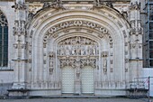 Frankreich, Ain, Bourg en Bresse, Königliches Kloster von Brou, 2018 restauriert, Kirche St. Nikolaus von Tolentino, Portal des Haupteingangs reich mit Skulpturen geschmückt