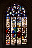 Frankreich, Ain, Bourg en Bresse, Königliches Kloster von Brou restauriert in 2018, Kirche St. Nikolaus von Tolentino, Meisterwerk der Flamboyant-Gotik, eines der Buntglasfenster der großen Fenster des Chors