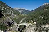 Frankreich, Hautes Alpes, Briancon, die Brücke von Asfeld ermöglicht es, die Durance zu überqueren, in der Ferne Mont Chaberton (3131m) und die Burgspitze Jouan (2565m)