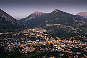 Frankreich, Hautes Alpes, Briancon, die Oberstadt, die Vauban-Forts und die Gipfel von Château Jouan (2565m) und Infernet (2354m) in der Abenddämmerung