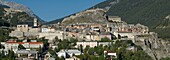 Frankreich, Hautes Alpes, Briancon, Panoramablick auf die Oberstadt und die Festungsanlage Vauban