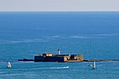 Frankreich, Herault, Agde, Kap von Agde, Fort von Brescou vom Mont Saint-Loup aus gesehen
