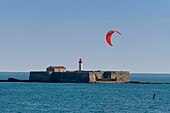 Frankreich, Herault, Agde, Kap von Agde, Kite-Surfer mit Fort von Brescou im Hintergrund