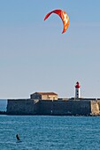 Frankreich, Herault, Agde, Kap von Agde, Kite-Surfer mit Fort von Brescou im Hintergrund