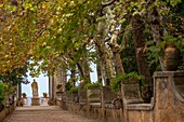 Italien, Kampanien, Amalfiküste, von der UNESCO zum Weltkulturerbe erklärt, Ravello, Villa Cimbrone, kleiner Tempel und Statue der Ceres